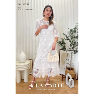 69253🦋👗A la carte ชุดเดรสยาวผ้าลูกไม้ทอลายดอก มีซับในผ้ายืด ใส่สบายตัว ทรงกระโปรงพรางหุ่นและตัดต่อชั้นระบาย แขน 3 ส่วน