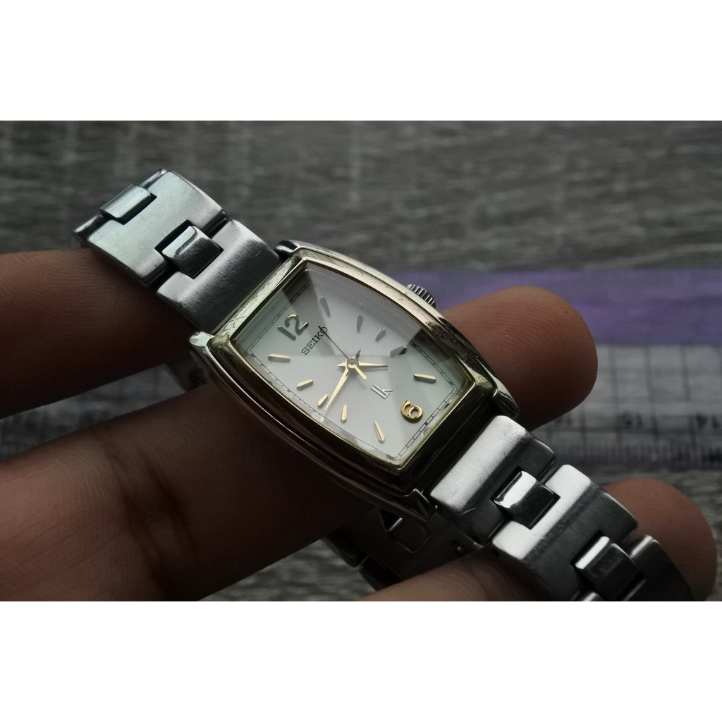 นาฬิกา Vintage มือสองญี่ปุ่น SEIKO LK 1F21 5D40 ระบบ QUARTZ ผู้หญิง ทรงสี่เหลี่ยม กรอบเงิน หน้าขาว หน้าปัด 23mm