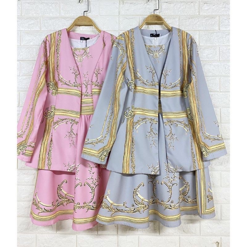 🏵️ ชุดเซต 2 ชิ้น เดรสสั้นแขนกุดพร้อมเสื้อคลุมเบลเซอร์ ลายเวอซาเช่