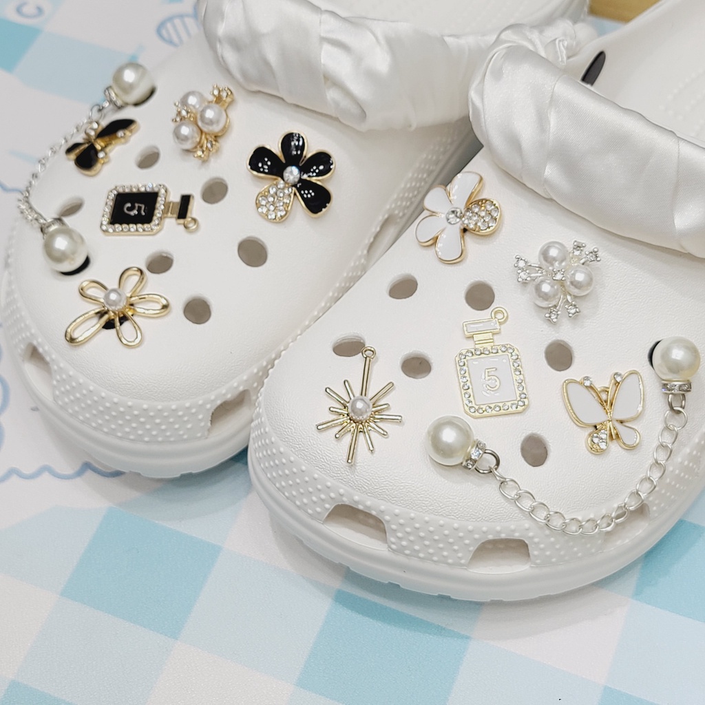 12 ชิ้นสีดําและสีขาวโลหะชุด Cros Jibit Charm Diy รองเท้าผู้หญิงอุปกรณ์เสริมรองเท้าไม่รวม