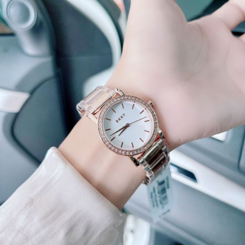 💚⌚นาฬิกาข้อมือผู้หญิง หร้าปัดกลม ล้อมคริสตัล สวยๆๆ
⌚NEW DKNY Soho Three-Hand Stainless Steel Watch