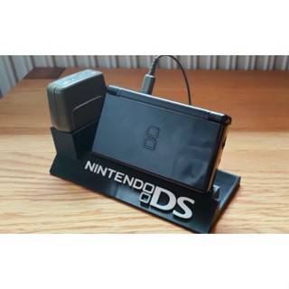 ขาตั้ง Nintendo DS พร้อมโลโก้ และที่ใส่การ์ด