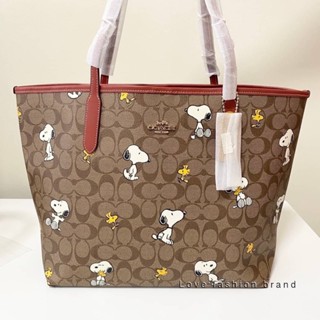 👑ผ่อน0%~แท้100%👑 กระเป๋าสะพาย 17 นิ้ว CF166 COACH X PEANUTS CITY TOTE IN SIGNATURE CANVAS WITH SNOOPY