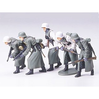 35256 1/35 GERMAN ASSAULT INFANTRY w/WINTER GEAR