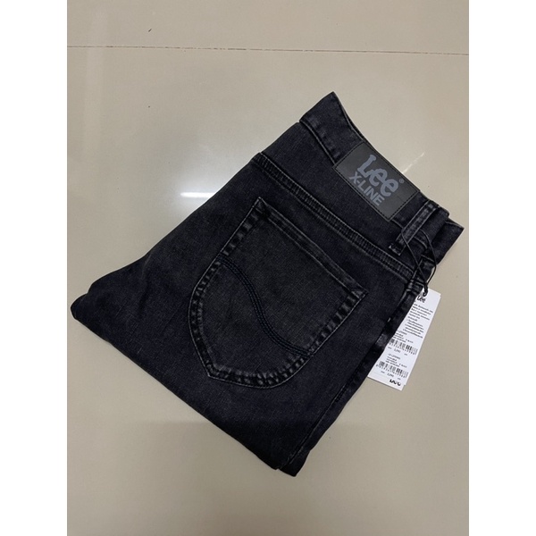 Lee รุ่น LE 709X11 กางเกงยีนส์ผู้ชาย ราคาป้าย 1,890 บาท ยีนส์ยืด เอวต่ำ ทรงเข้ารูป สีดำ สวยมากๆ ใหม่