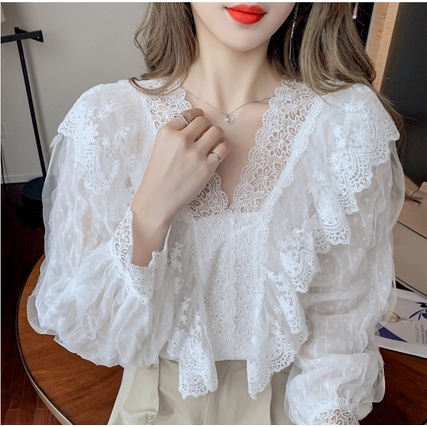 (พร้อมส่งจากไทย) เสื้อลูกไม้คอวีตกแต่งระบายสวยงาม [EE3]