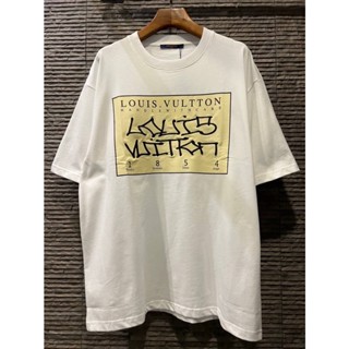 LOUIS VUITTON HANDLE WITH CARE GRAFFITI LOGO 1854 LABEL PRINT T-SHIRT  เสื้อยืดคอกลมแขนสั้น แบรนด์หลุยส์วิตตอง