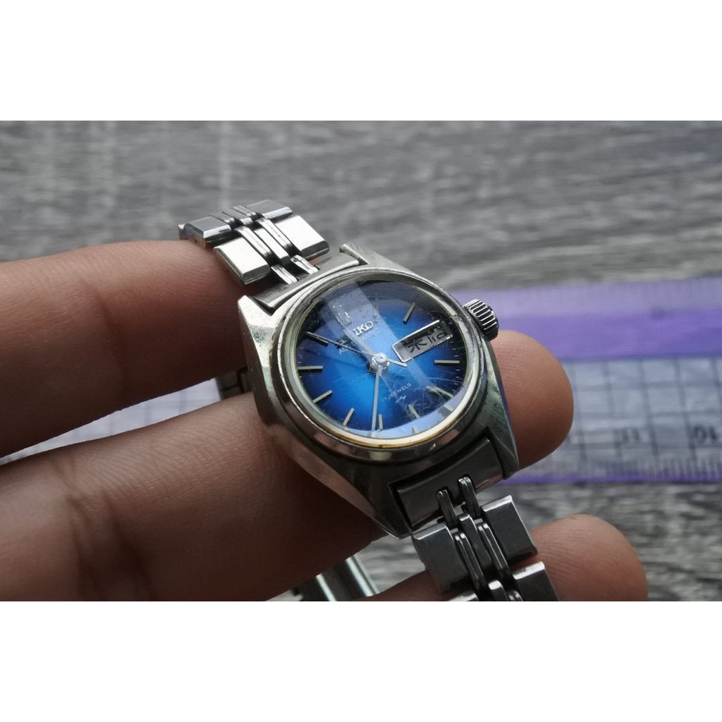 นาฬิกา Vintage มือสองญี่ปุ่น SEIKO 2206 0310 ระบบ AUTOMATIC ผู้หญิง ทรงกลม กรอบเงิน หน้าสีน้ำเงิน หน้าปัด 26mm
