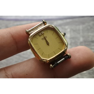 นาฬิกา Vintage มือสองญี่ปุ่น SEIKO ระบบ QUARTZ ผู้หญิง ทรงสี่เหลี่ยม กรอบทอง หน้าทอง หน้าปัด 23mm