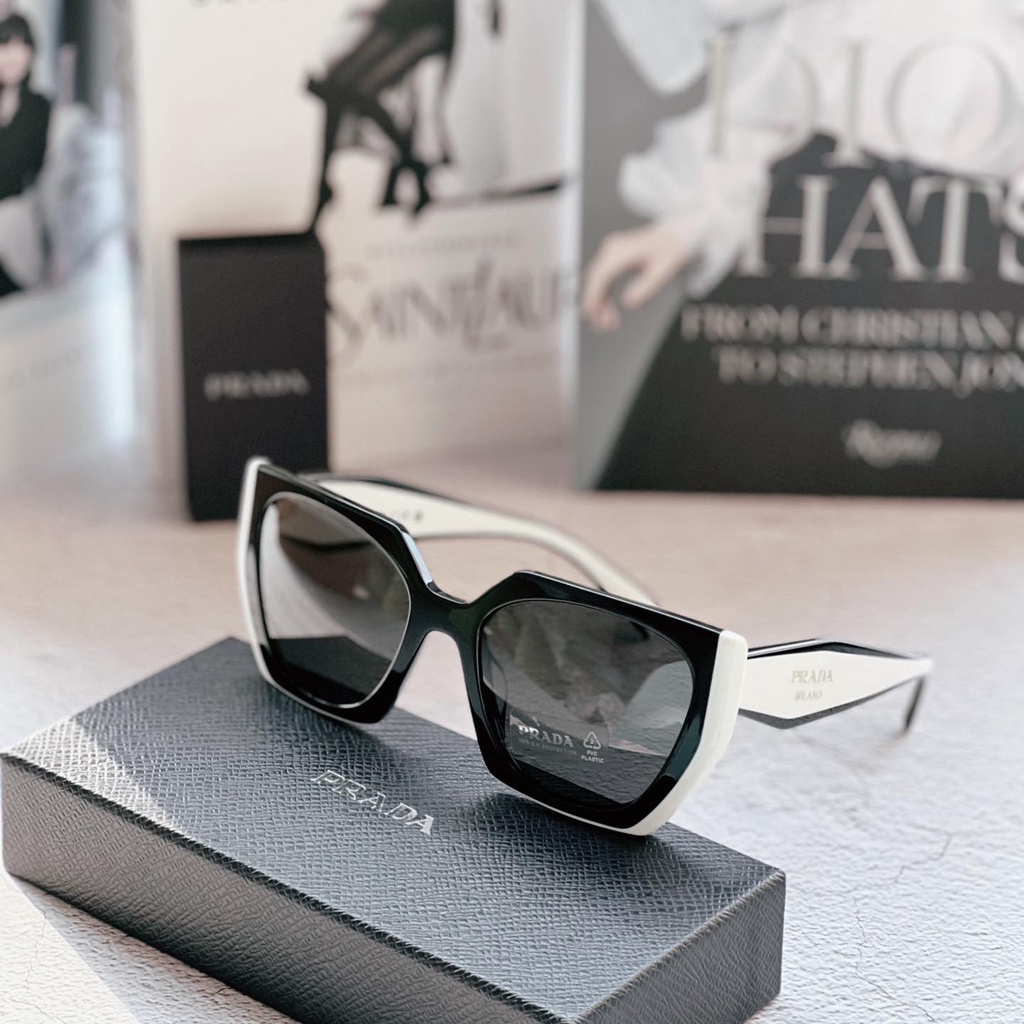 แว่น PRADA กรอบขาวดำใหญ่
