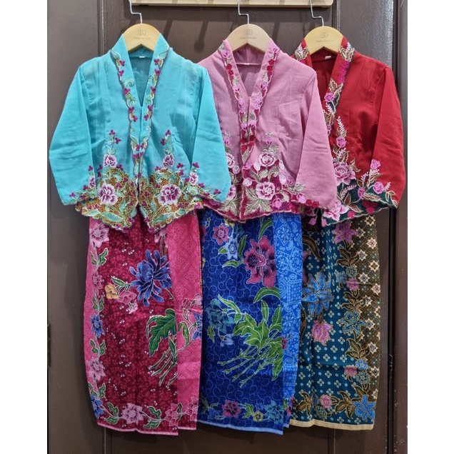 Kebaya Nyonya Kanak Size 3 Kids Kebaya Nyonya Set Size 3 (2-3 ปี)