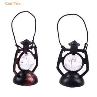 Cooltoy โคมไฟน้ํามันก๊าดจิ๋ว 1:12 สไตล์เรโทร พร้อมมือจับ ของเล่น สําหรับตกแต่งบ้านตุ๊กตา