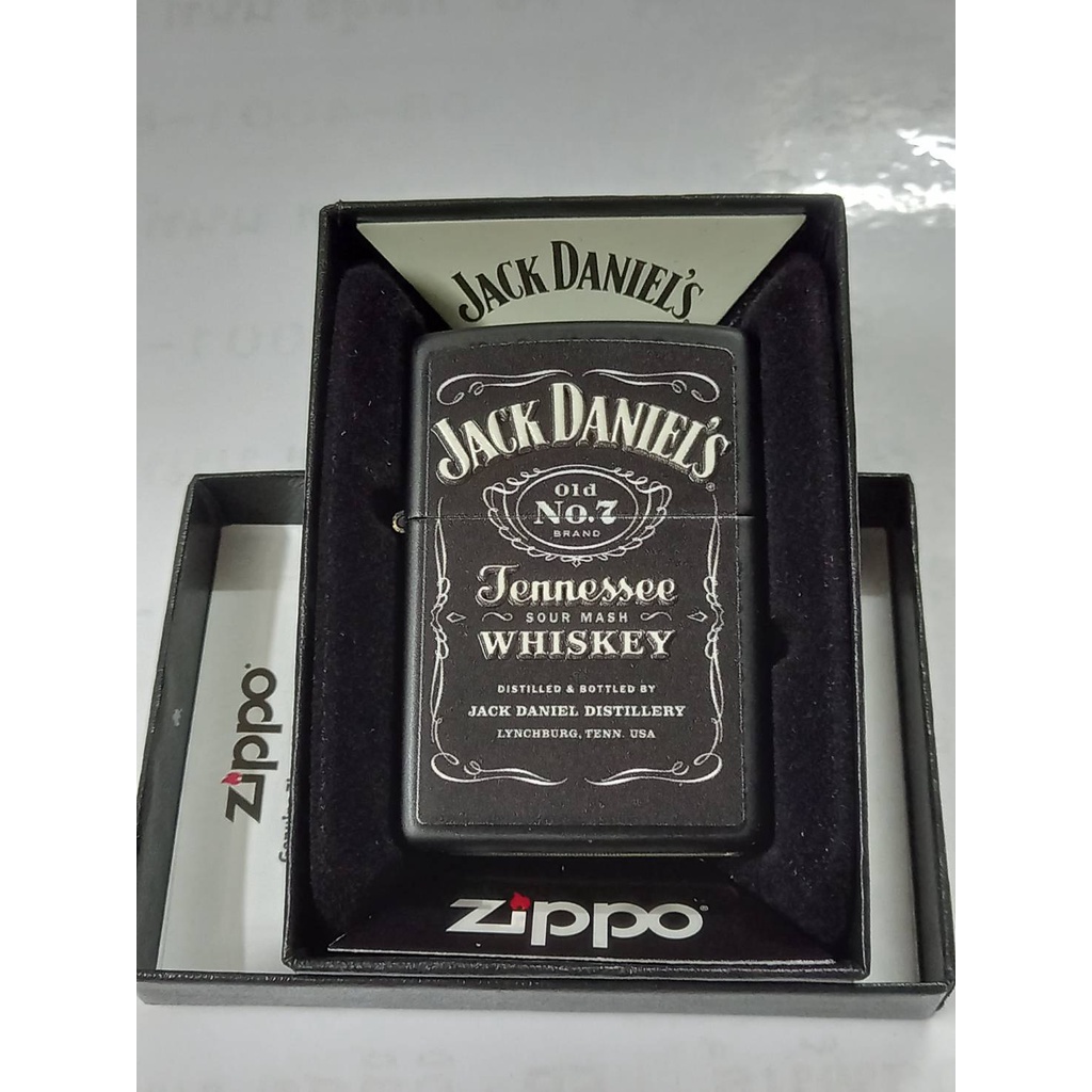 ZIPPO  49281 JACK DANIEL'S  BLACK  MATTE   TEXTURE PRINT  สีดำเมทาลิค  ลายแบบพิมพ์นูน3D  ของใหม่ มาพ