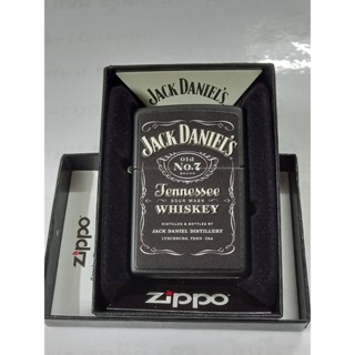 ZIPPO  49281 JACK DANIELS  BLACK  MATTE   TEXTURE PRINT  สีดำเมทาลิค  ลายแบบพิมพ์นูน3D  ของใหม่ มาพร้อมกล่อง ของแท้