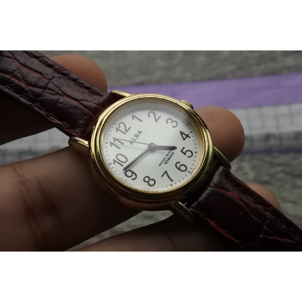 นาฬิกา Vintage มือสองญี่ปุ่น ALBA V501 0EJ0 ระบบ QUARTZ ผู้หญิง ทรงกลม กรอบทอง หน้าขาว หน้าปัด 28mm