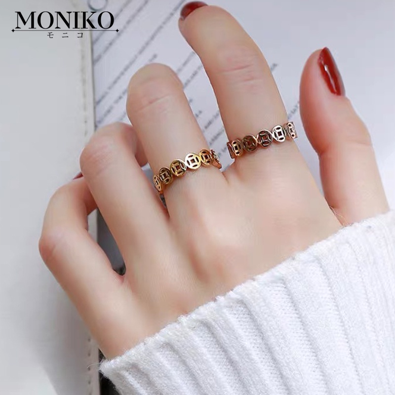 MONIKO แหวนโชคดีกรุงเทพ รูปทรงเหรียญ แหวนแฟชั่นสําหรับผู้หญิง ความสง่างามแบบคลาสสิก แหวนเสน่ห์สแตนเลส