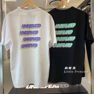 Undefeated เสื้อยืดแขนสั้น คอกลม พิมพ์ลายโมโนแกรม ทรงหลวม