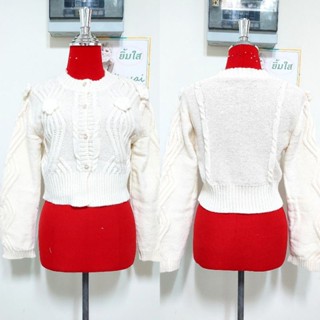 เสื้อครอปไหมพรมถัก สีครีม แต่งดอกไม้
