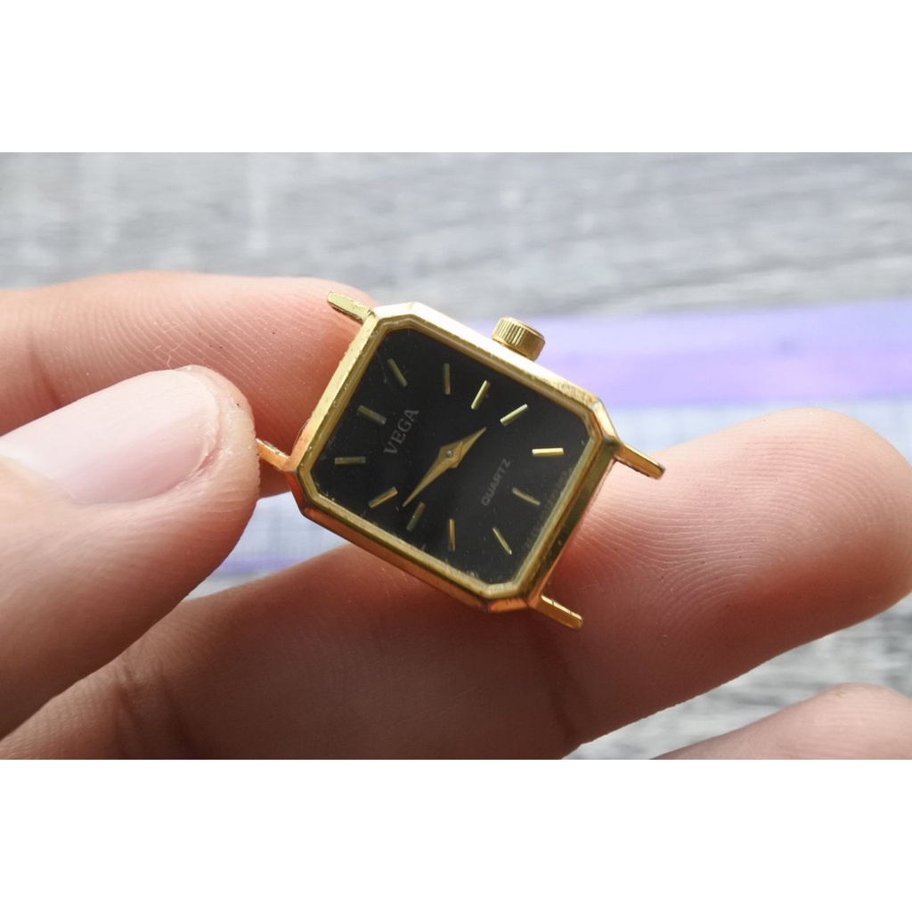 นาฬิกา Vintage มือสองญี่ปุ่น CITIZEN VEGA 1980s ระบบ QUARTZ ผู้หญิง ทรงสี่เหลี่ยม กรอบทอง หน้าดำ หน้าปัด 18mm