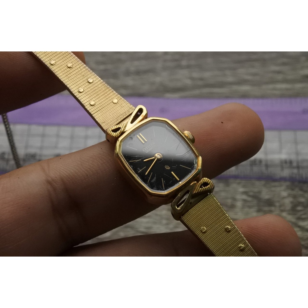 นาฬิกา Vintage มือสองญี่ปุ่น CITIZEN ระบบ QUARTZ ผู้หญิง ทรงสี่เหลี่ยม กรอบทอง หน้าดำ หน้าปัด 18mm