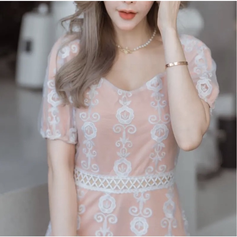 ชุดเดรสยาว 54 นิ้ว ลูกไม้ขาวซับในสีเนื้อ