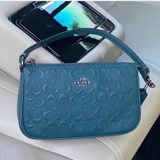 Coach  #c7362 คล้องมือใบใหญ่ หนังปั้ม c สีเขียว อะไหล่รมควัน สวยมาก ขนาด 7.5 นิ้ว x 4.5 นิ้ว