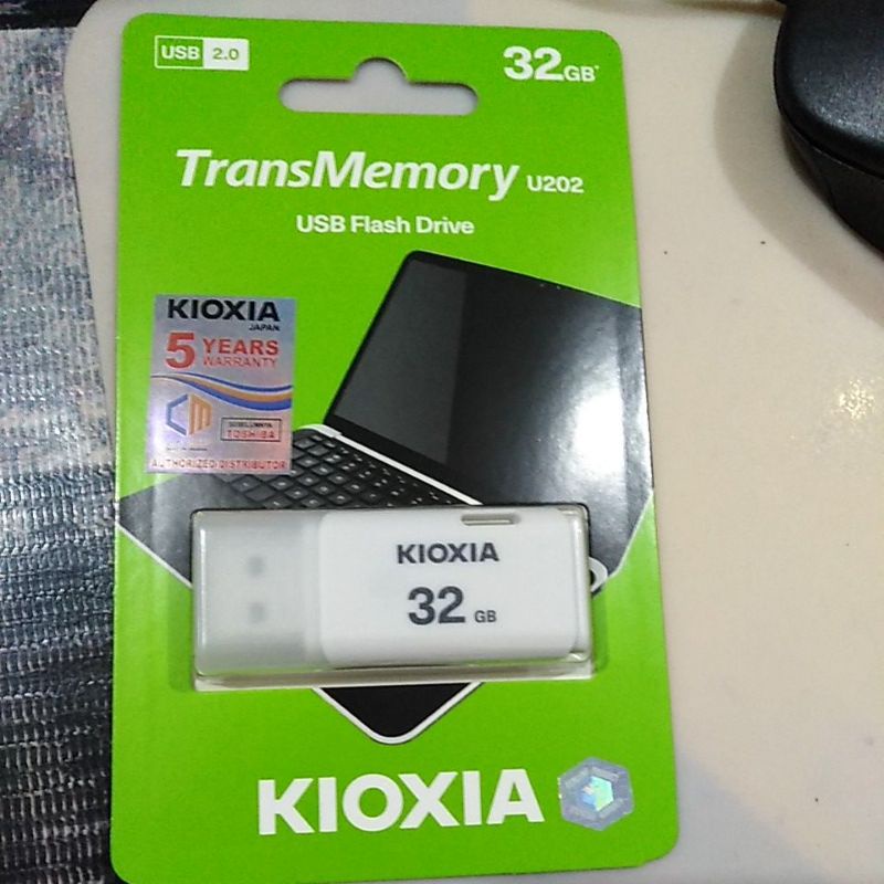 Kioxia (Toshiba) 32 White USB 2.0 ดิสก์แฟลช USB ดั้งเดิม