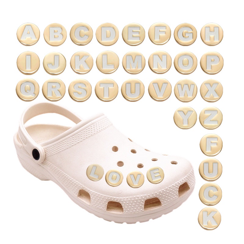 Crocs jibbitz หัวเข็มขัดโลหะ ทรงกลม ลายตัวอักษรภาษาอังกฤษ 26 ตัว สีทอง หรูหรา สําหรับตกแต่งรองเท้า F