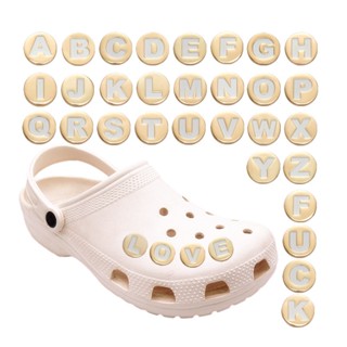 Crocs jibbitz หัวเข็มขัดโลหะ ทรงกลม ลายตัวอักษรภาษาอังกฤษ 26 ตัว สีทอง หรูหรา สําหรับตกแต่งรองเท้า FZL103