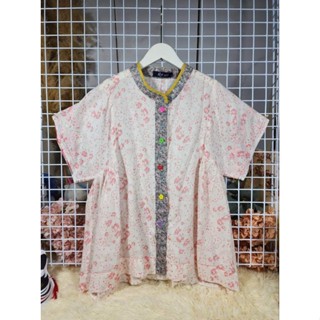 Used Mallow Linen เสื้อลินินพื้นขาวลายดอกชมพูอ่อน