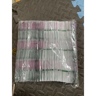 อุปกรณ์ติดฟิล์ม กระจกโทรศัพท์มือถือ มีดังนี้ ผ้าฝ้ายแอลกอฮอล์ สติกเกอร์ติดฝุ่น น้ำยา ลดขอบลอย ไล่ฟองอากาศ ไม้รีดฟิล์ม