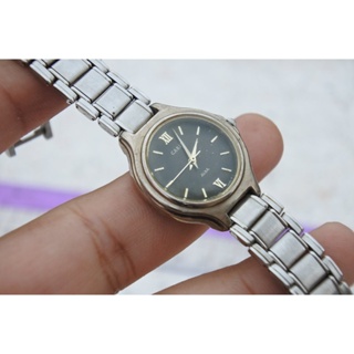 นาฬิกา Vintage มือสองญี่ปุ่น ALBA CARIB V701 2C40 ระบบ QUARTZ ผู้หญิง ทรงกลม กรอบเงิน หน้าดำ หน้าปัด 26mm