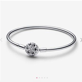 Pandora​ กำไลข้อมือ รุ่น Limited Edition Pandora Moments Sparkling Snowflake Clasp Bangle