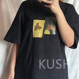 KUSH 2023 ฤดูร้อนใหม่อินเทรนด์พิมพ์เสื้อยืดแขนสั้นผู้ชายและผู้หญิงรอบคอหลวมครึ่งแขน TEE All-Match นักเรียน KU301