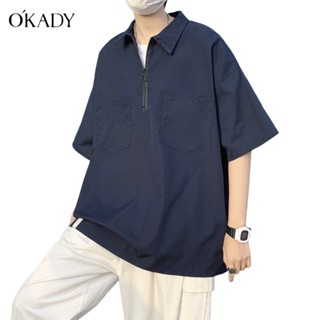 OKADY เสื้อเชิ้ตผู้ชายแฟชั่นสไตล์เกาหลีปกญี่ปุ่นสีทึบแขนสั้นโปโลคอซิปหลวมลำลองครึ่งแขนด้านบน