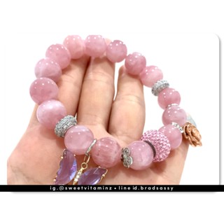 กำไลหิน โรสคอวส์ (Rose Quartz) เกรดพรีเมี่ยม เนื้อหินใส สีชมพูสวยฉ่ำ พร้อมตัวแต่งสวยหวาน จาก Swarovski น่ารักมากคะ