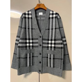 BURBERRY VINTAGE CHECK V-NECK JACQUARD KNITTED CARDIGAN BROWN เสื้อคลุมแขนยาว คาร์ดิแกน เบอเบอรี่ ผ้าไหมพรม ลายสก็อต