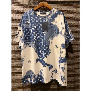 LOUIS VUITTON MONOGRAM BANDANA PRINTED TWO TONE BLUE AND WHITE T-SHIRT เสื้อยืดคอกลมแขนสั้น แบรนด์หลุยส์วิตตอง โมโนแกรม