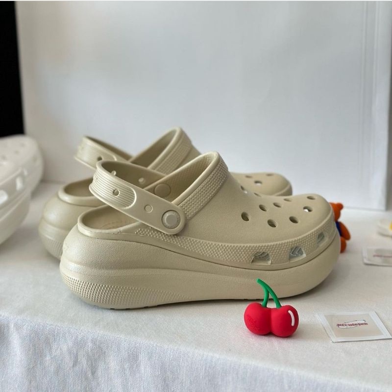 Crocs crush clogพร้อมส่งสำหรับผู้หญิง เสริมพื้นสูง2.5(5-6ซม.)นิ้วรุ่นใหม่ล่าสุดพื้นยางนิ่มเด้ง สีสรรค์สวยงามมีสายรองเท้า
