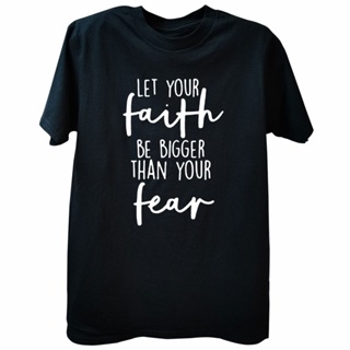 ใหม่ เสื้อยืดลําลอง ผ้าฝ้าย แขนสั้น พิมพ์ลายตัวอักษร Let Your Faith Be Bigger Than Your Fear แฟชั่นสําหรับผู้ชาย