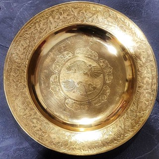 จานทองเหลือง 9 นิ้ว ตอกลายปลาคู่ กลางดอกบัวบาน อัตลักษณ์เรา Premium &amp; Luxury
