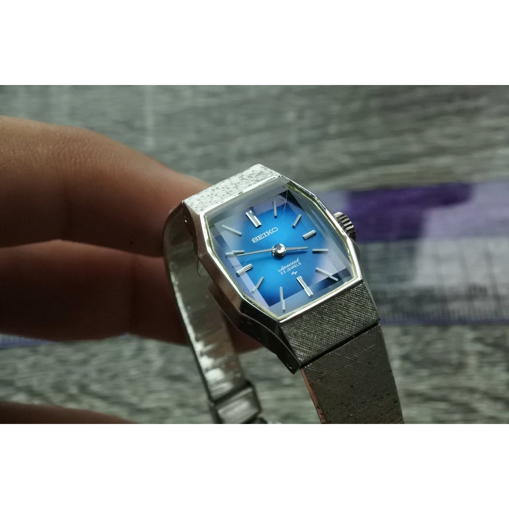 นาฬิกา Vintage มือสองญี่ปุ่น SEIKO 1140 3190 ระบบ ไขลาน ผู้หญิง ทรงสี่เหลี่ยม กรอบเงิน หน้าสีน้ำเงิน หน้าปัด 20mm