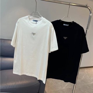 PRADA TRIANGLE LOGO PLAQUE JERSEY COTTON T-SHIRT เสื้อยืดคอกลมแขนสั้น แบรนด์ปราด้า