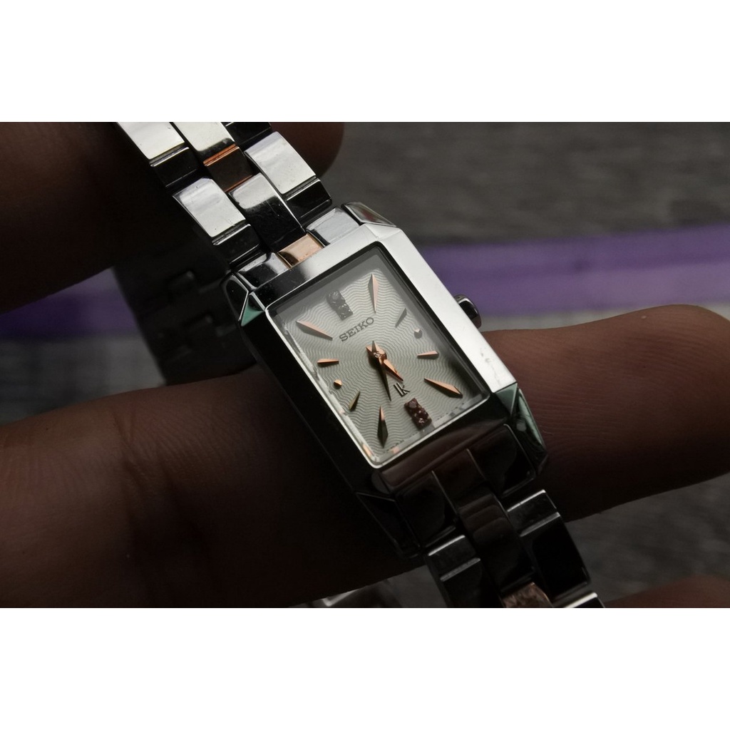 นาฬิกา Vintage มือสองญี่ปุ่น SEIKO LUKIA 1F20 0BW0 ระบบ QUARTZ ผู้หญิง ทรงสี่เหลี่ยม กรอบเงิน หน้าเทา หน้าปัด 17mm