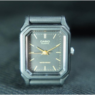 CASIO นาฬิกาข้อมือผู้หญิง CASIO Standard รุ่น LQ - 142 - 1E หน้าดำขีดทอง ( ของแท้ประกันศูนย์ 1 ปี )