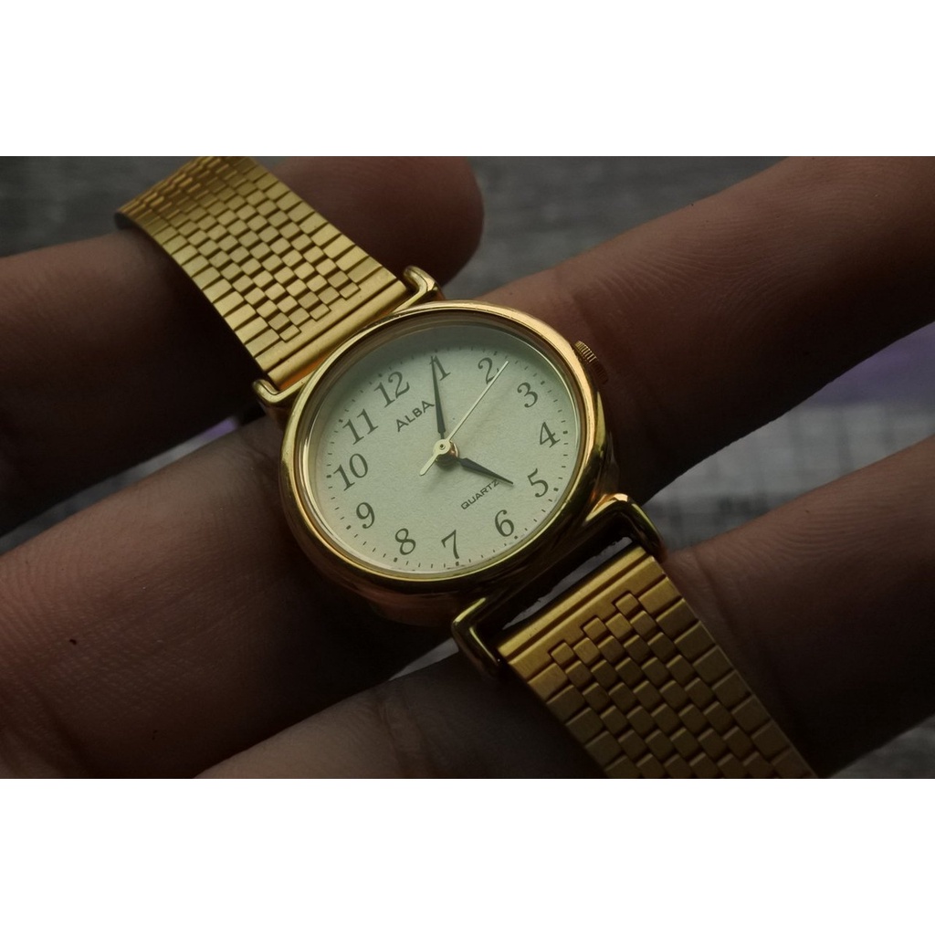 นาฬิกา Vintage มือสองญี่ปุ่น ALBA V811 0540 ระบบ QUARTZ ผู้หญิง ทรงกลม กรอบทอง หน้าทอง หน้าปัด 24mm