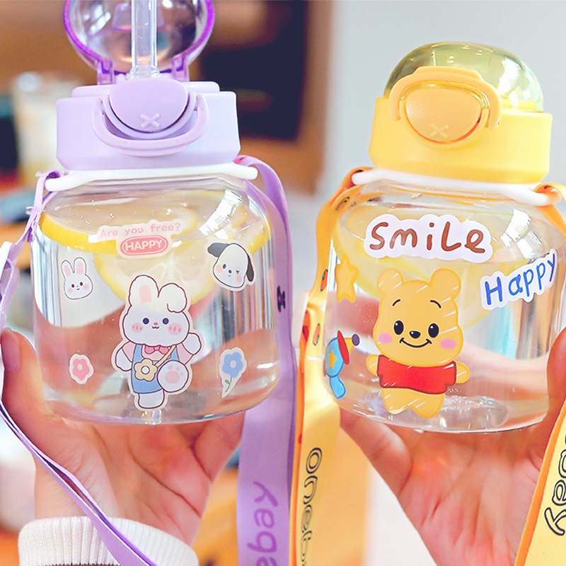 【PROMO】ขวดน้ําเด็กไปโรงเรียน กระบอกน้ําเด็ก ขวดน้ําพลาสติก ลายการ์ตูนหมี สตรอเบอร์รี่น่ารัก ขนาด 650 มล. สําหรับเด็กผู้หญิง กระติกน้ําเด็ก