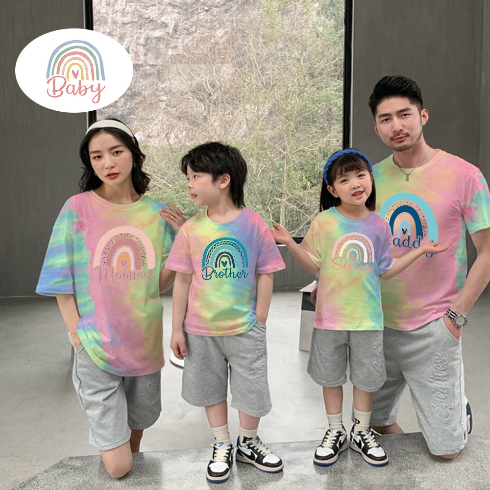 ชุดบอดี้สูท เสื้อยืด ลาย Dad Mom and Me สีรุ้ง แฟชั่นฤดูร้อน สําหรับครอบครัว