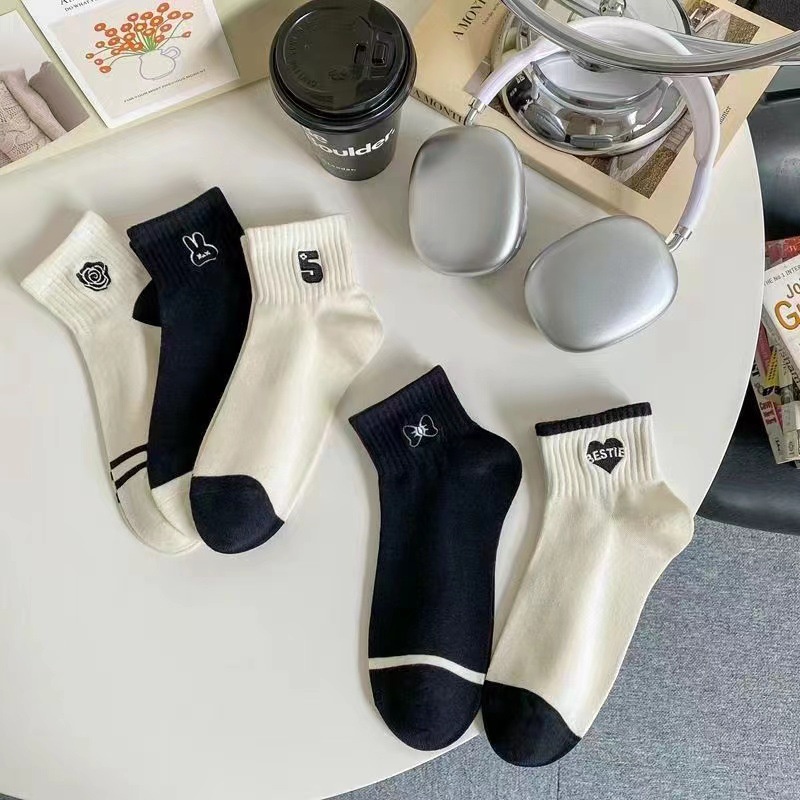 ถุงเท้า ลายดอกคามิเลีย ภูเขาหอม ขนาดเล็ก สีดํา และสีขาว แบบเรียบง่าย อเนกประสงค์ แฟชั่นฤดูใบไม้ผลิ และฤดูร้อน สําหรับผู้หญิง และนักเรียน