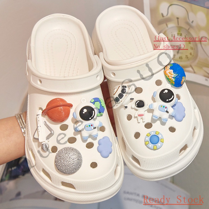 Jibbitz Set（ไม่รวมรองเท้า）สไตล์นักบินอวกาศการ์ตูน，จิ๊บบิทตัวติดรองเท้า ชุดตกแต่งรองเท้า ลายการ์ตูนน่ารัก ลายน่ารักๆ ตัวติด 3 มิติ